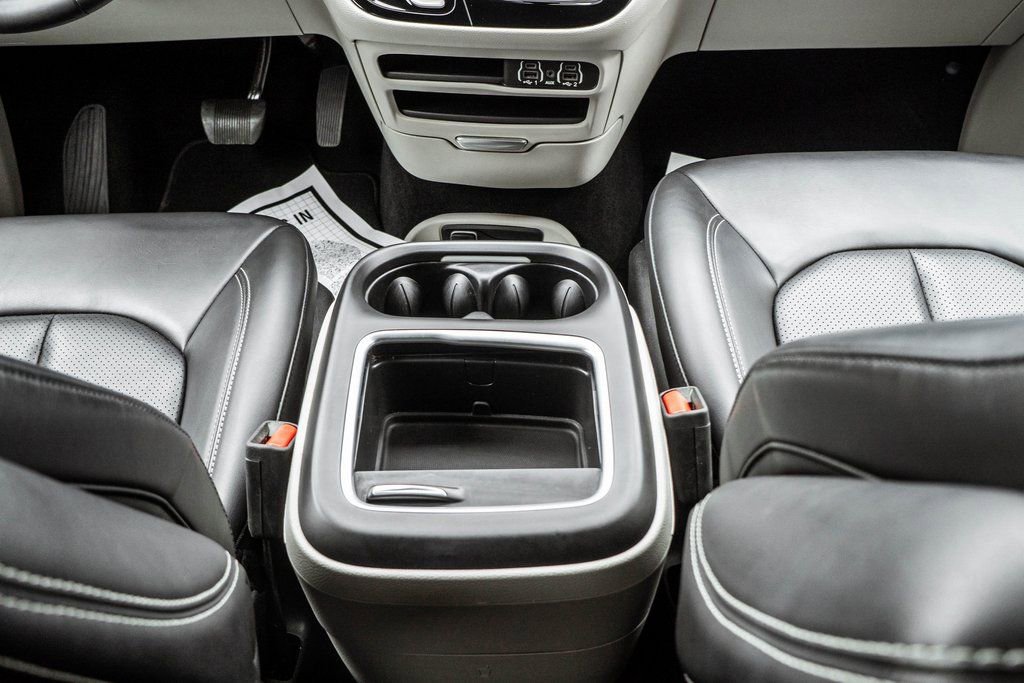 Used 2023 Chrysler Pacifica Touring-L FWD image 11