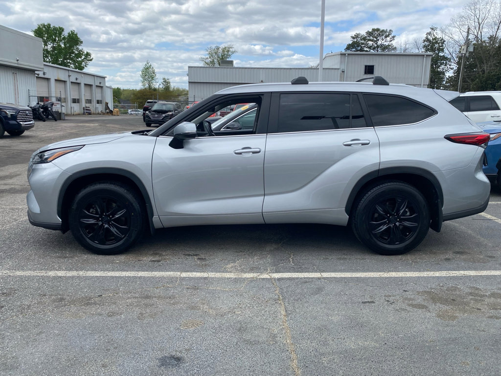 Used 2023 Toyota Highlander XLE image 3