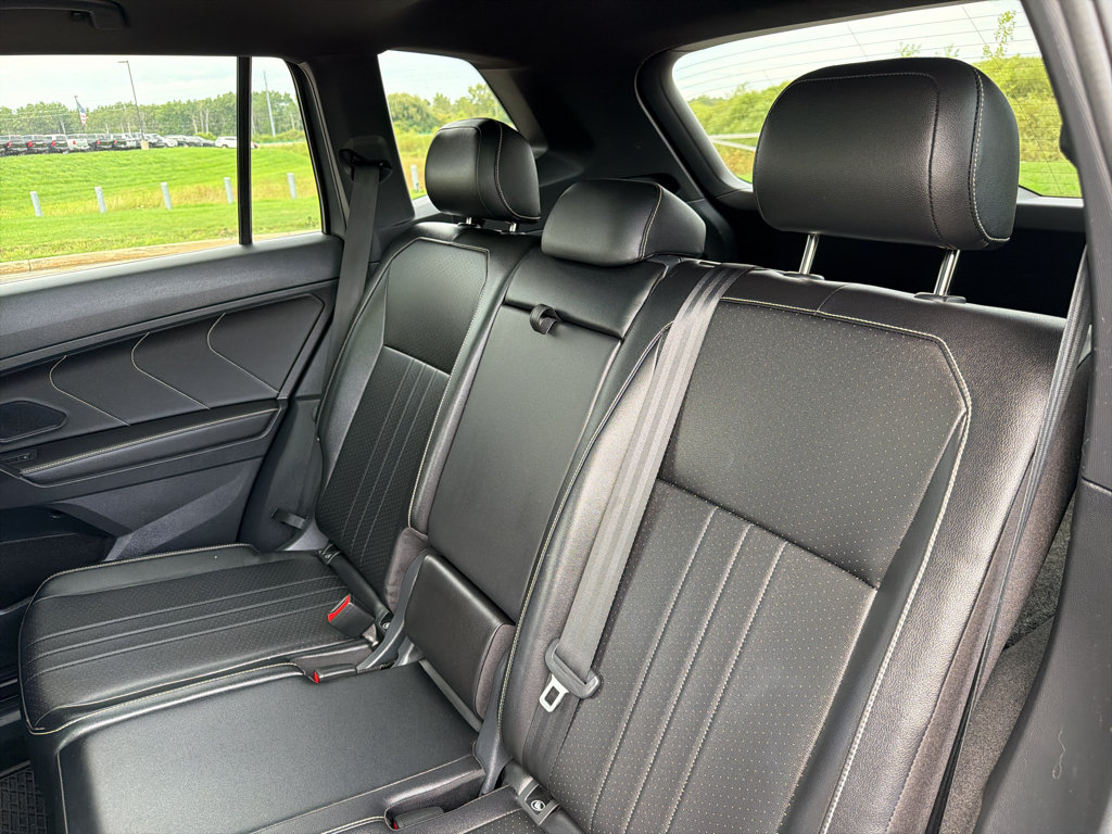Used 2024 Volkswagen Tiguan SE R-Line w/ MDO Package, Two-Row AWD/4WD image 36
