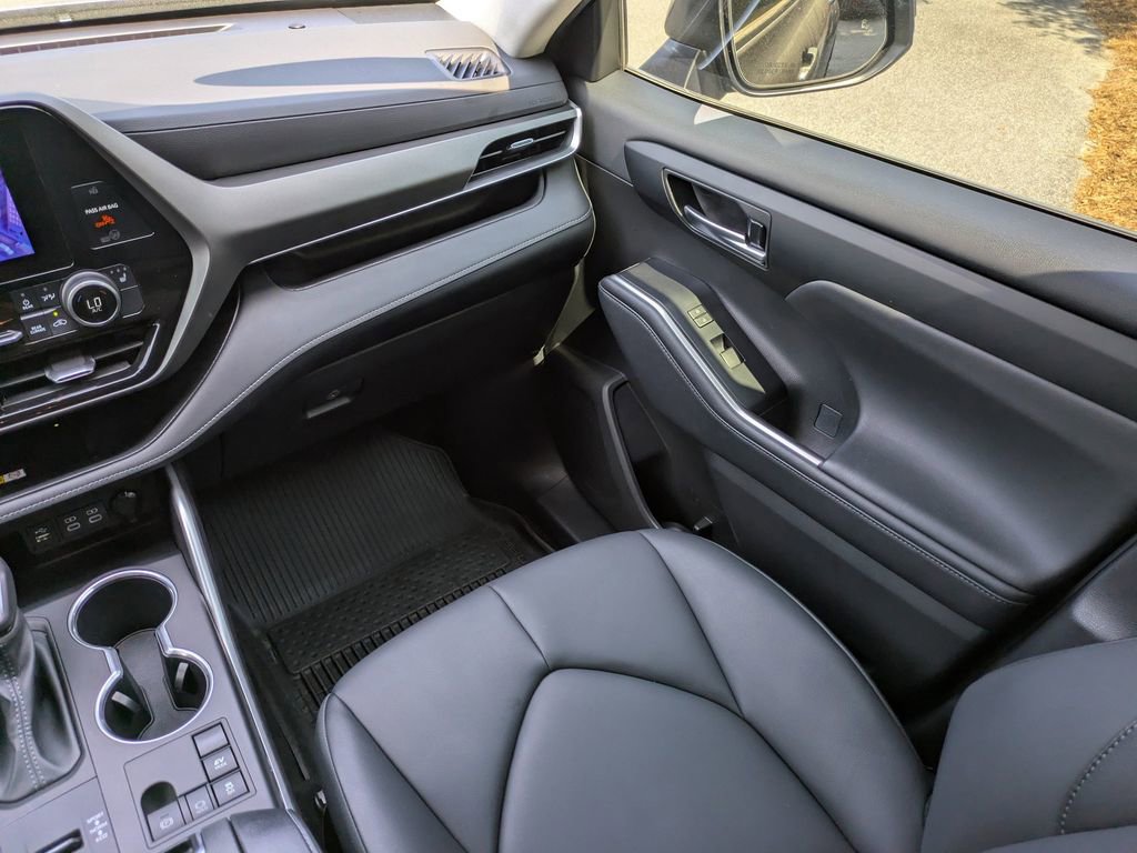 Used 2024 Toyota Highlander XLE FWD image 18