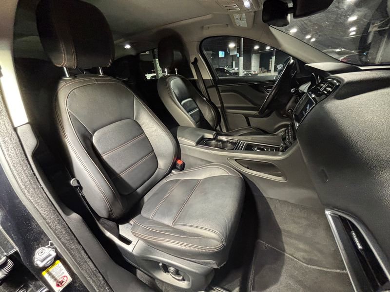 Used 2017 Jaguar F-PACE Prestige image 12