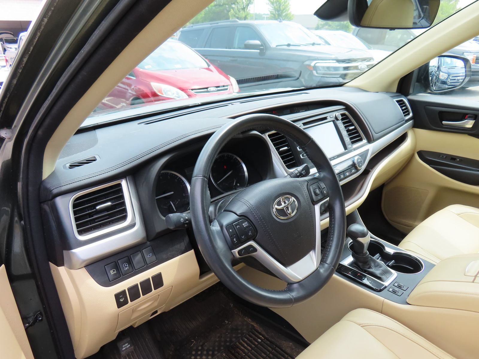 Used 2018 Toyota Highlander XLE w/ Carpet Mat Package (TMS) AWD/4WD image 16