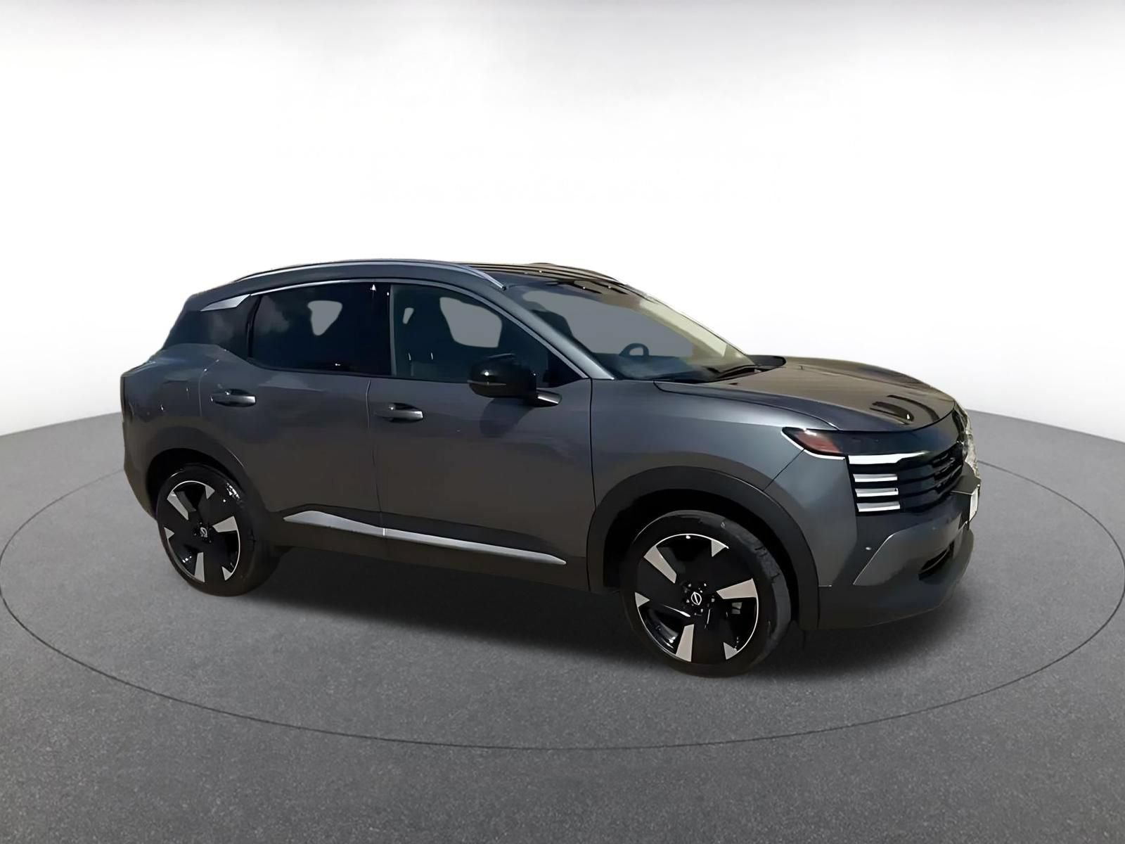 Used 2026 Nissan Kicks SR AWD/4WD image 2