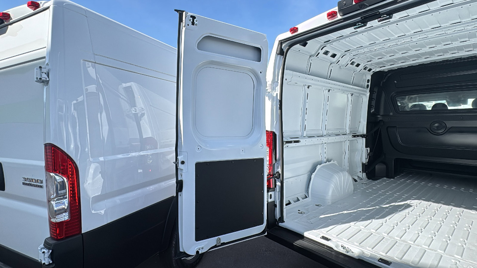 New 2026 RAM ProMaster 3500 w/ Crew Van Package image 22