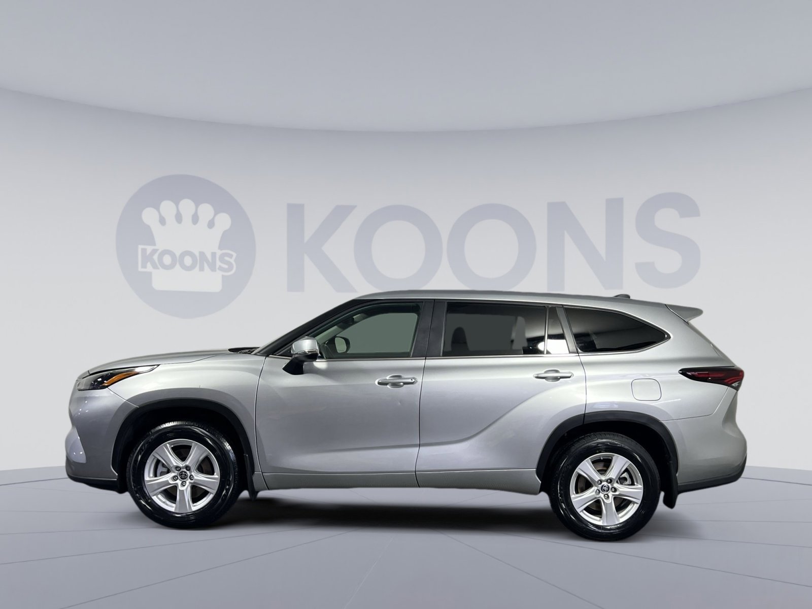 Used 2024 Toyota Highlander LE image 2