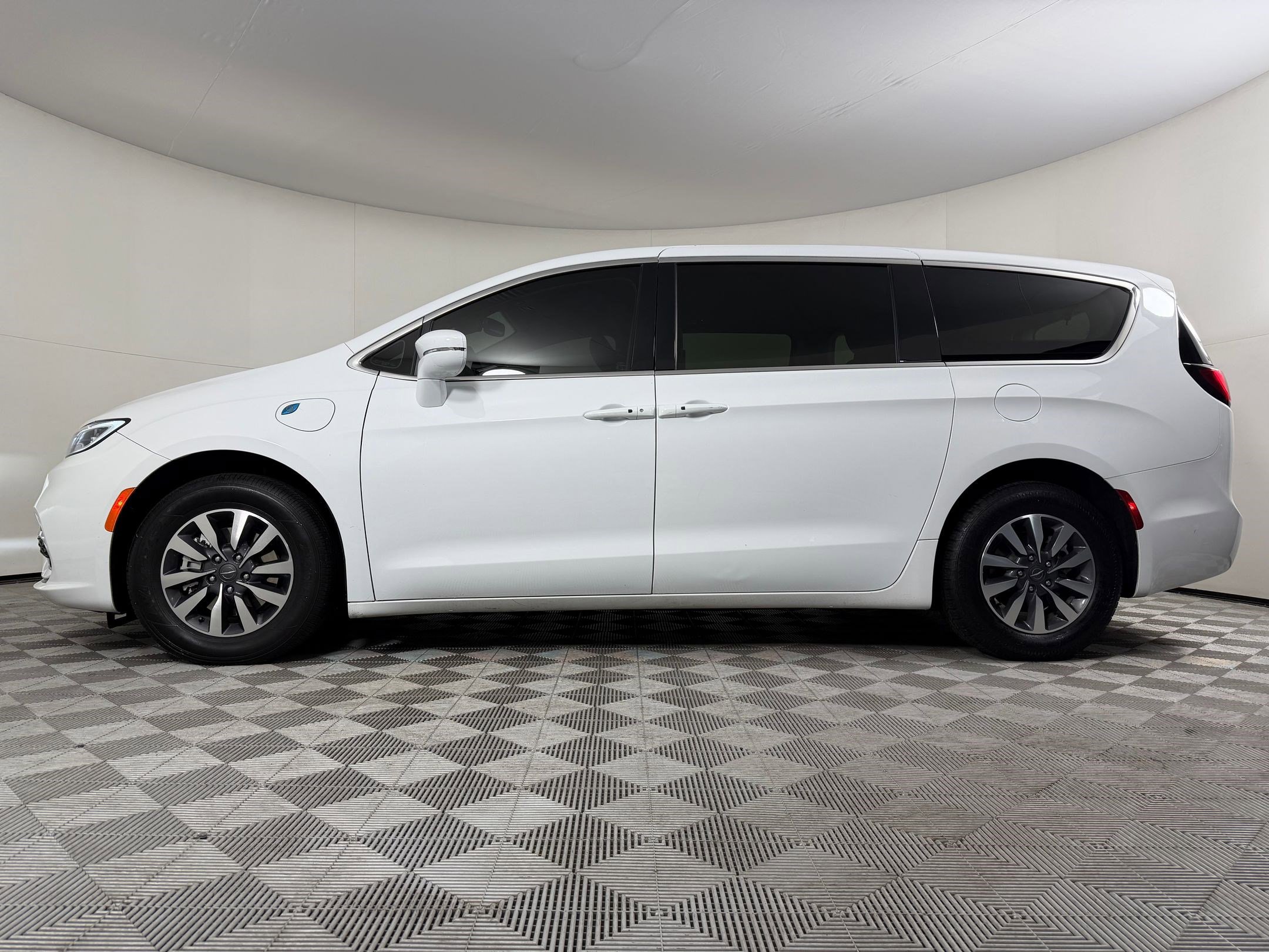 Used 2022 Chrysler Pacifica Touring-L image 2
