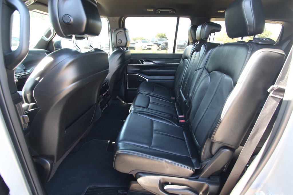 Used 2023 Jeep Wagoneer Series III w/ Preferred Equipment Group AWD/4WD image 7