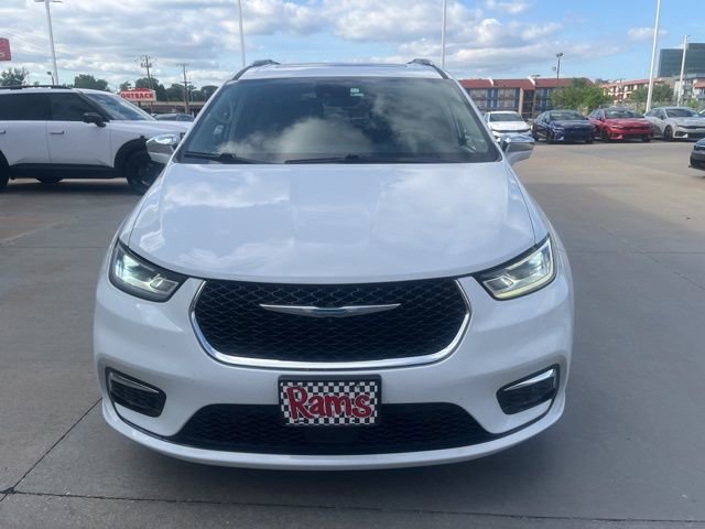 Used 2021 Chrysler Pacifica Limited w/ Uconnect Theater Family Group FWD image 5