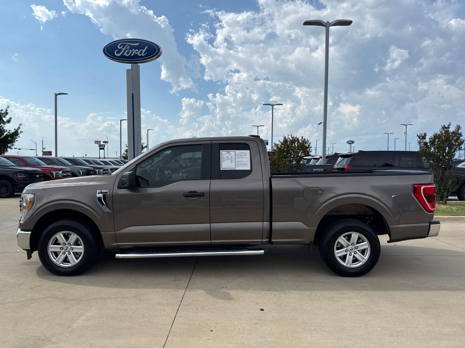 Used 2022 Ford F150 XLT w/ Trailer Tow Package RWD image 2