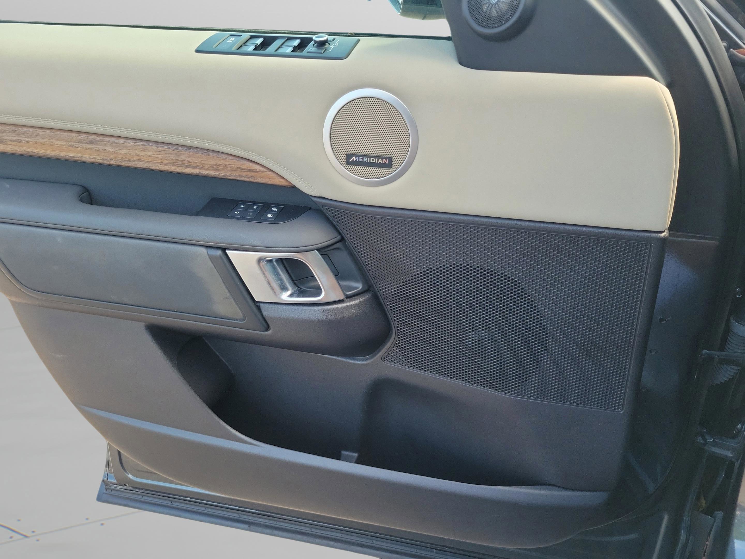 Used 2018 Land Rover Discovery HSE image 16