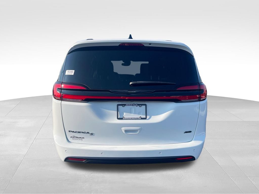 Used 2023 Chrysler Pacifica Touring-L w/ S Appearance Package AWD/4WD image 4