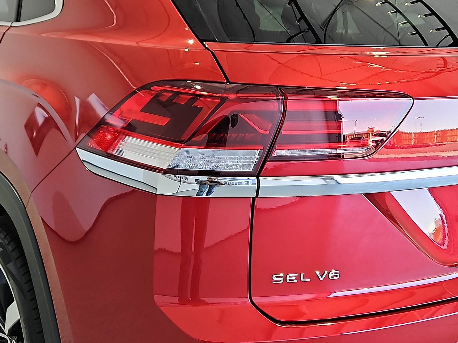 Certified 2022 Volkswagen Atlas Cross Sport SEL R-Line w/ Cross Sport MDO Package AWD/4WD image 7