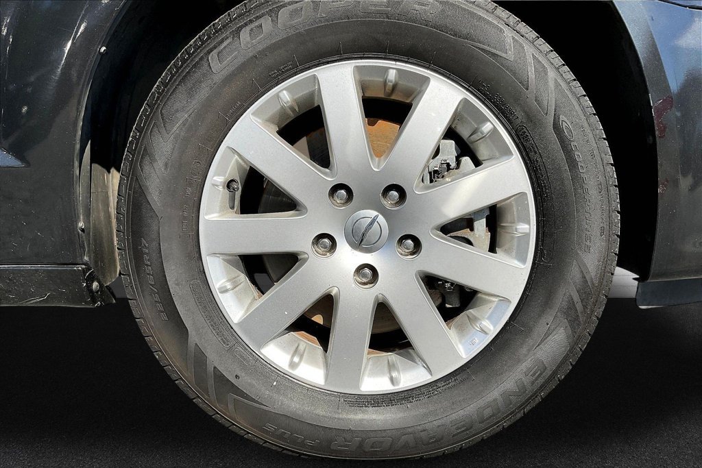 Used 2015 Chrysler Town & Country Touring FWD image 31