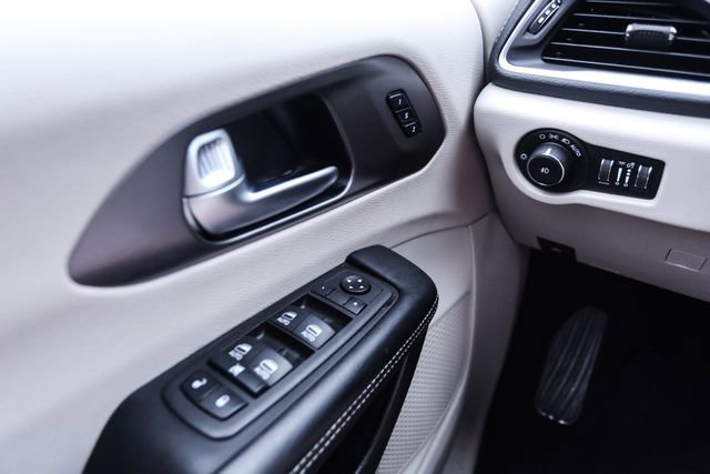 Used 2022 Chrysler Pacifica Touring-L w/ Uconnect Theater Family Group FWD image 47