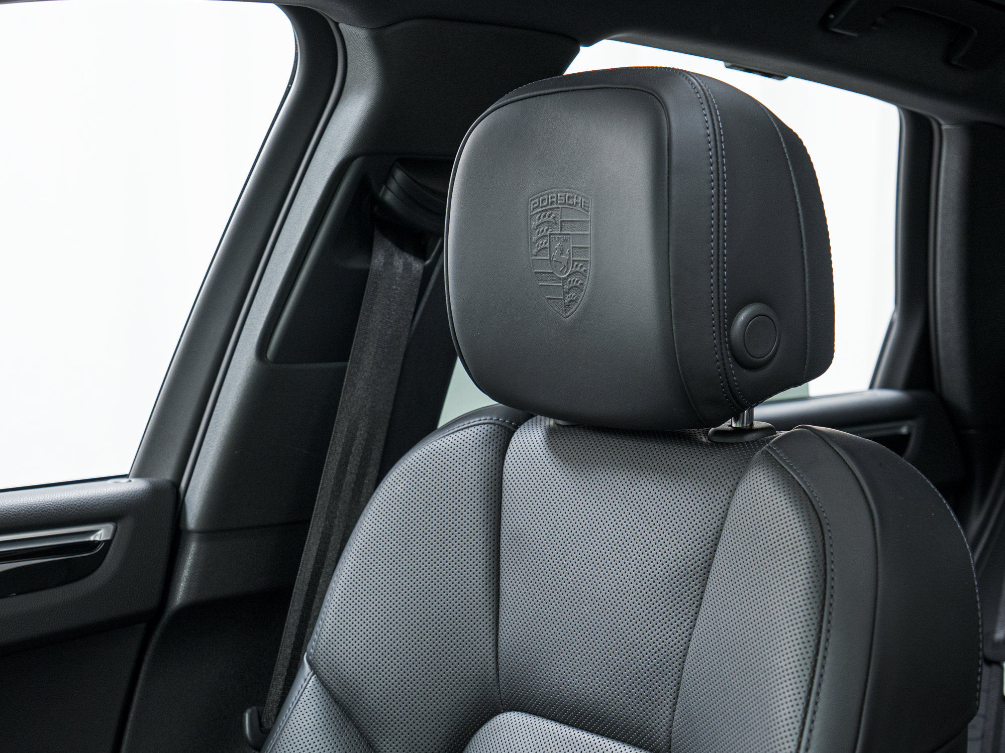 Certified 2023 Porsche Macan AWD/4WD image 17