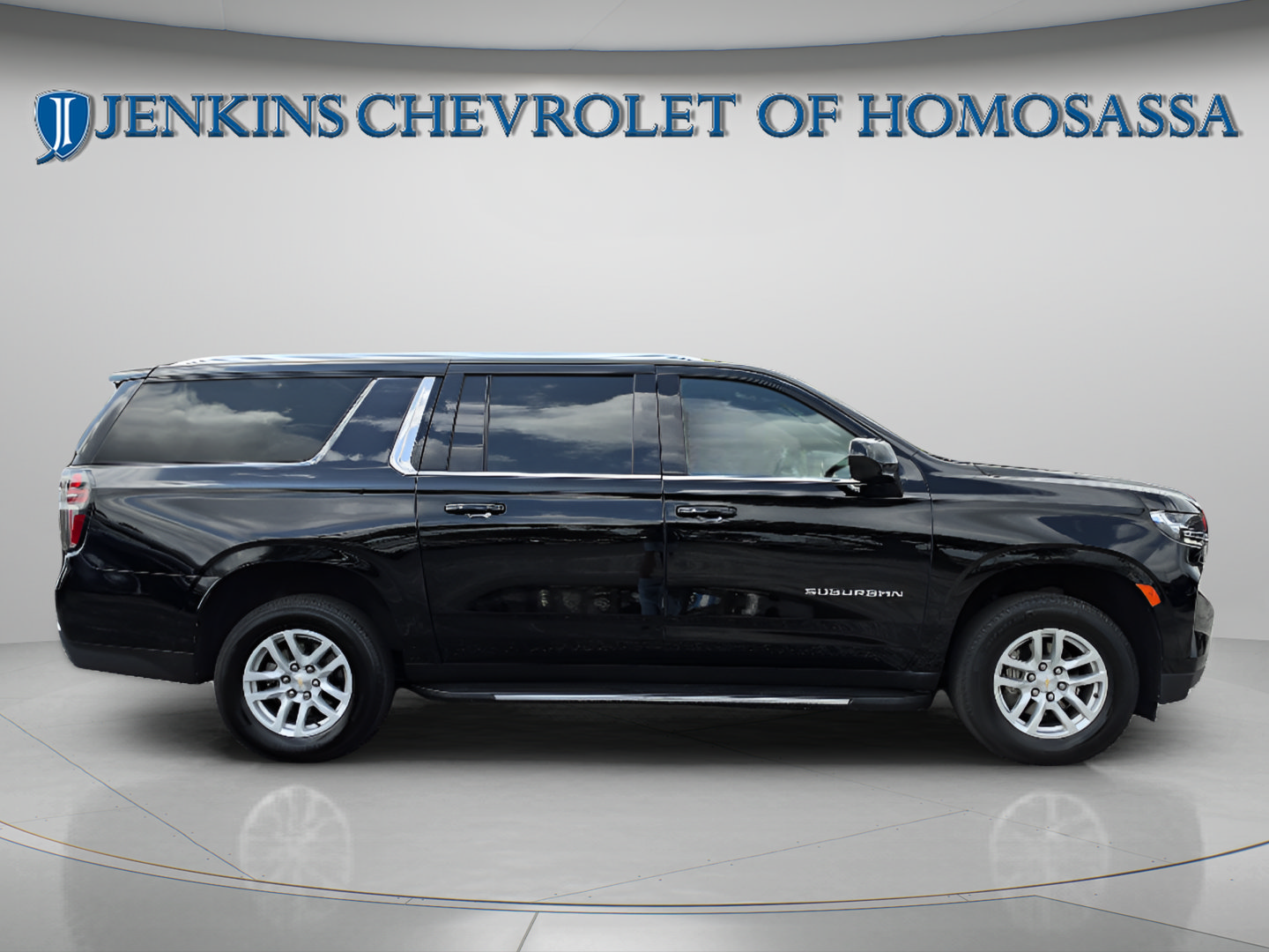 Used 2024 Chevrolet Suburban LT RWD image 3
