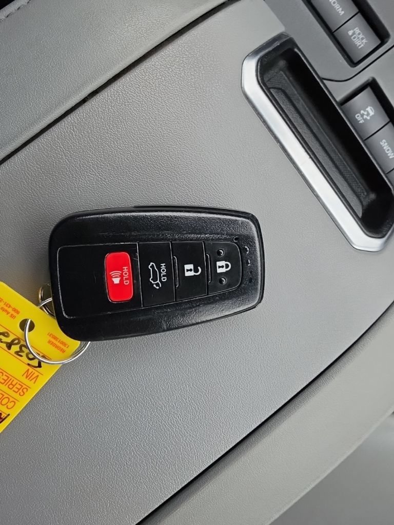 Used 2020 Toyota Highlander XLE AWD/4WD image 14