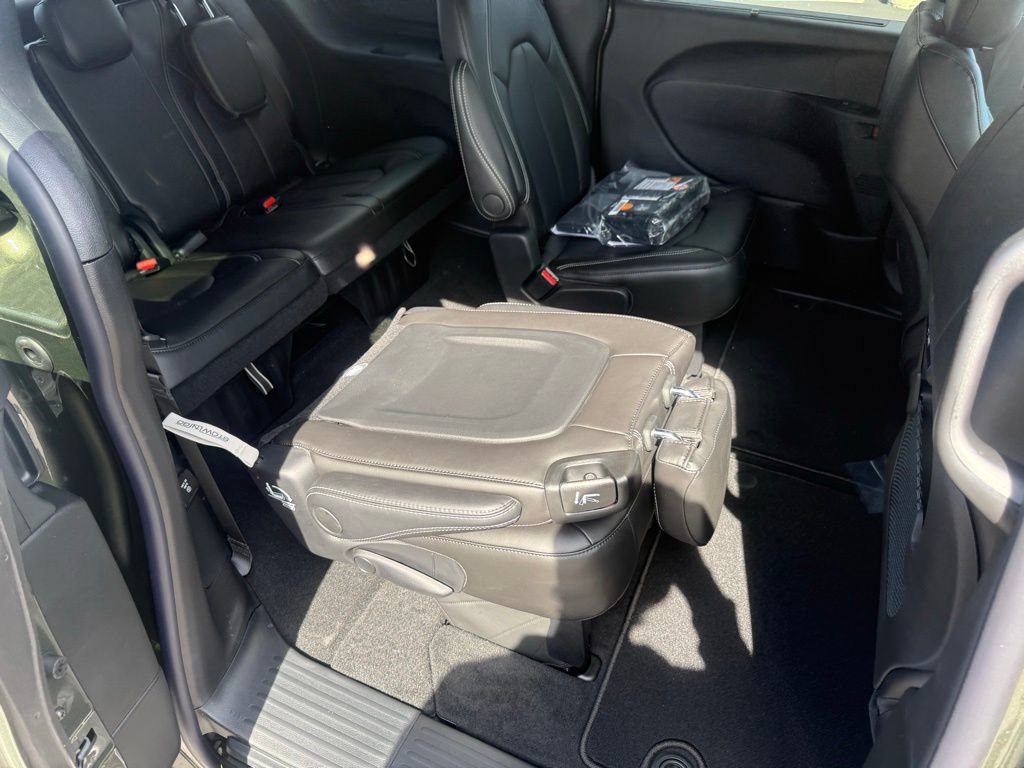 New 2027 Chrysler Pacifica Select FWD image 50