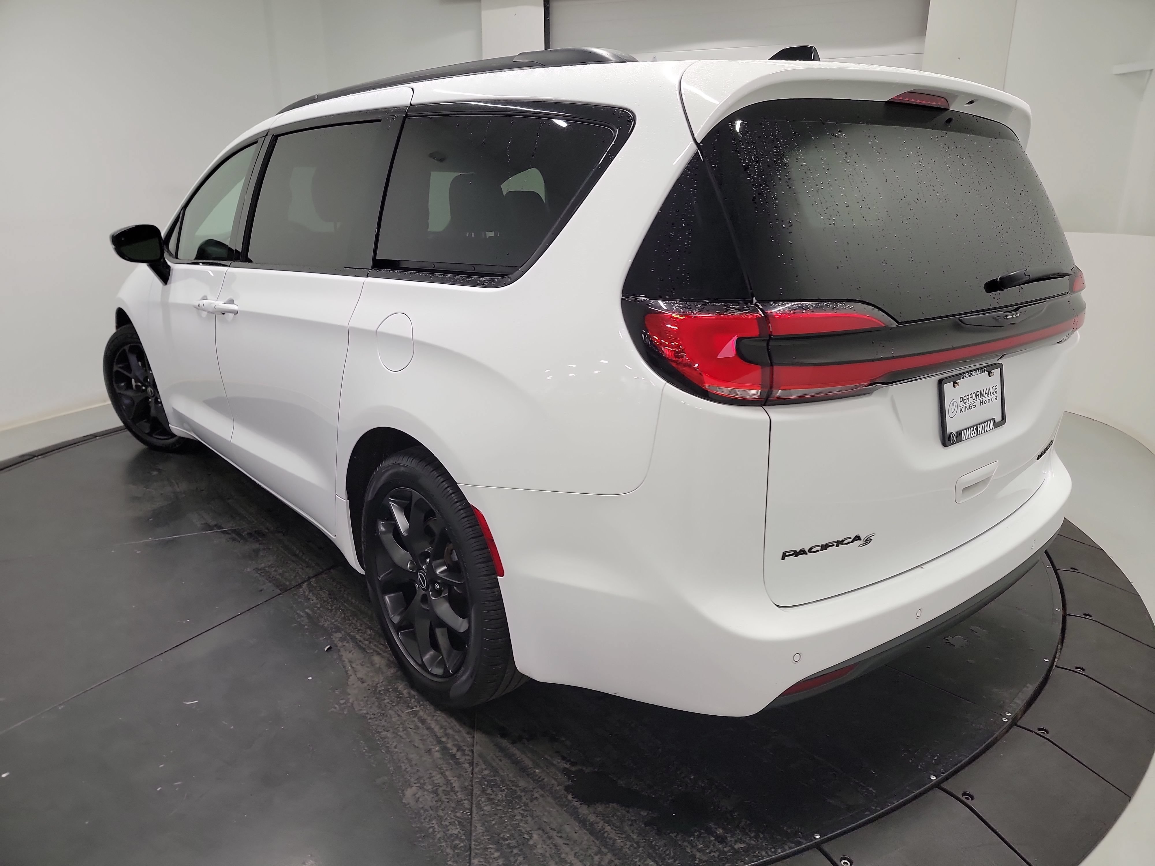 Used 2025 Chrysler Pacifica Limited FWD image 6