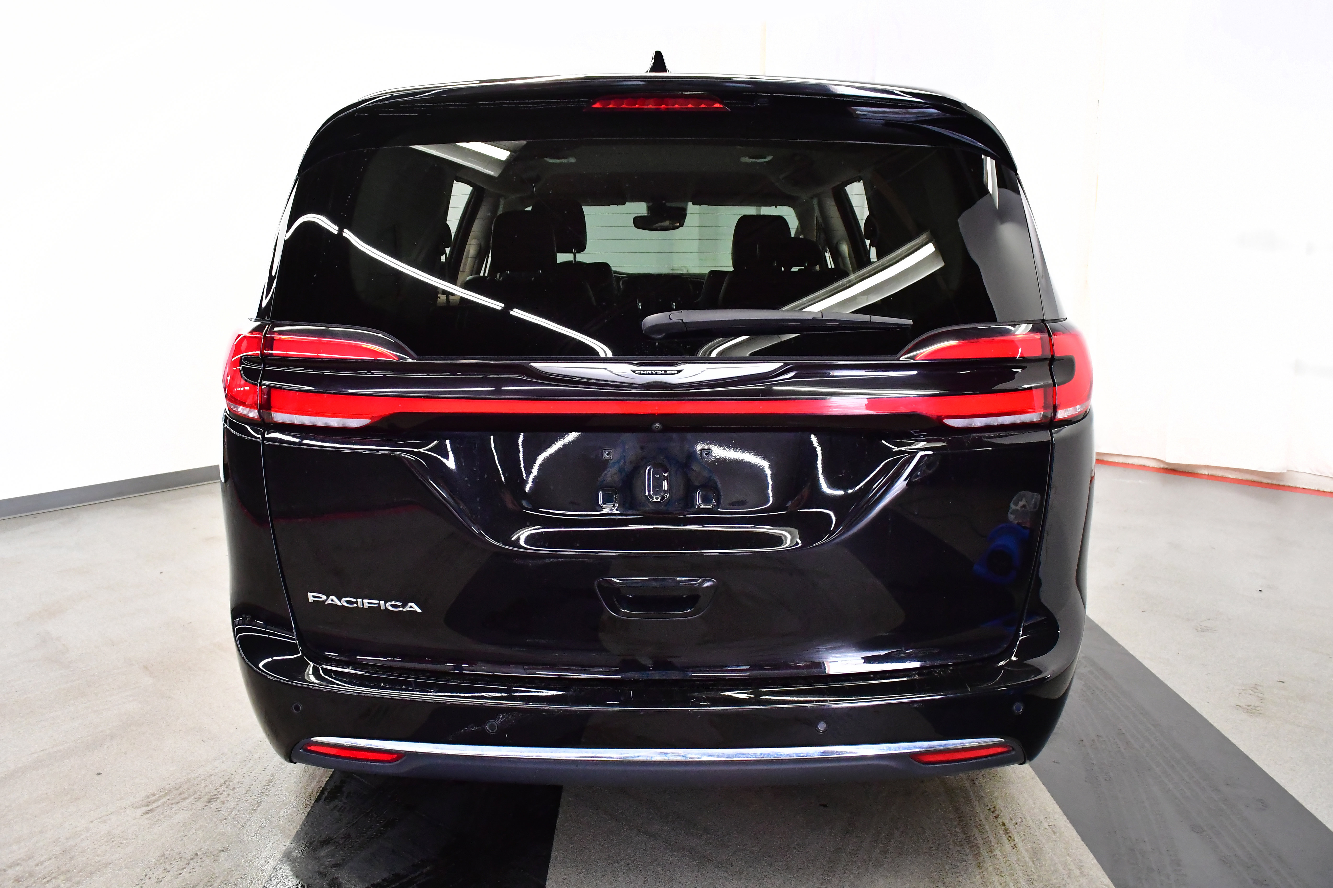 Used 2024 Chrysler Pacifica Touring-L image 11