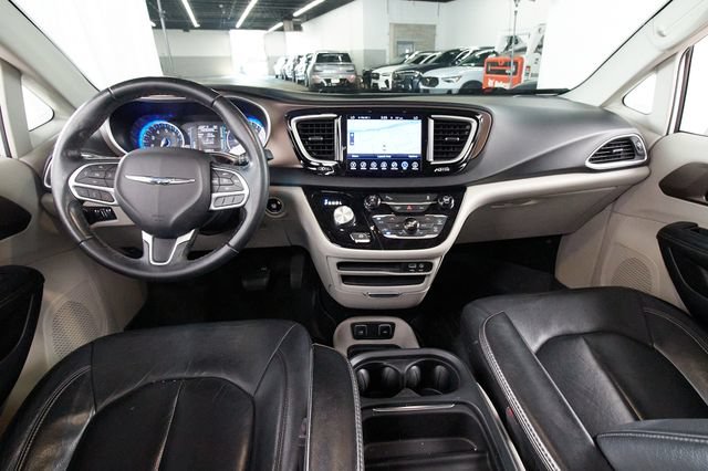 Used 2017 Chrysler Pacifica Touring-L FWD image 8
