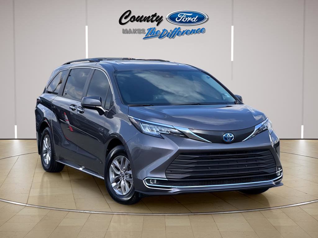 Used 2022 Toyota Sienna XLE w/ XLE Plus Package image 1