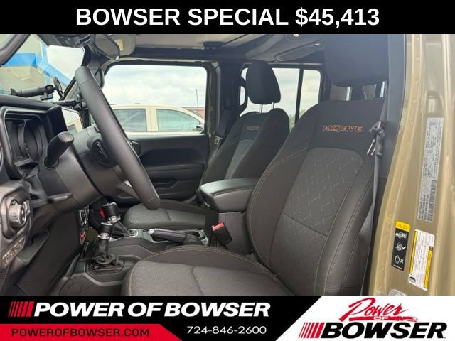 Used 2025 Jeep Gladiator Mojave w/ Convenience Group AWD/4WD image 2
