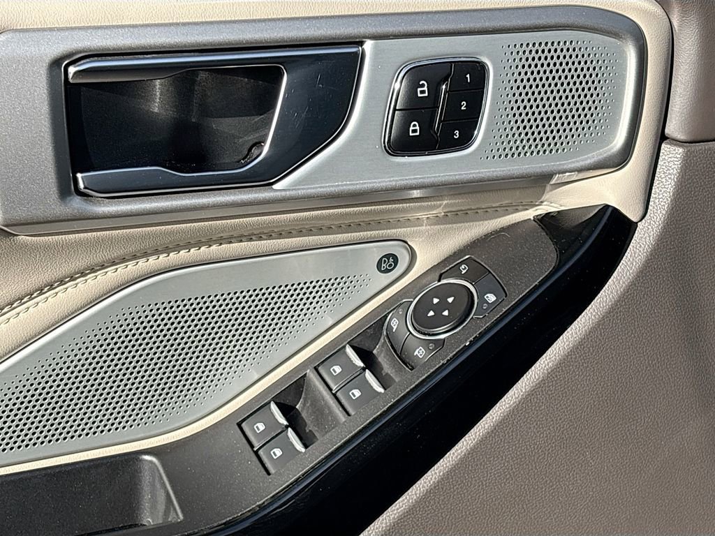 Used 2023 Ford Explorer Platinum w/ Technology Package image 18