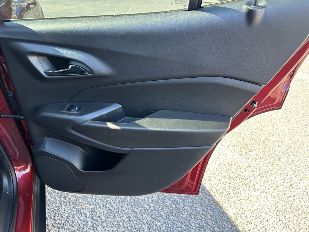 Used 2025 Chevrolet Trax RS w/ Sunroof Package image 17