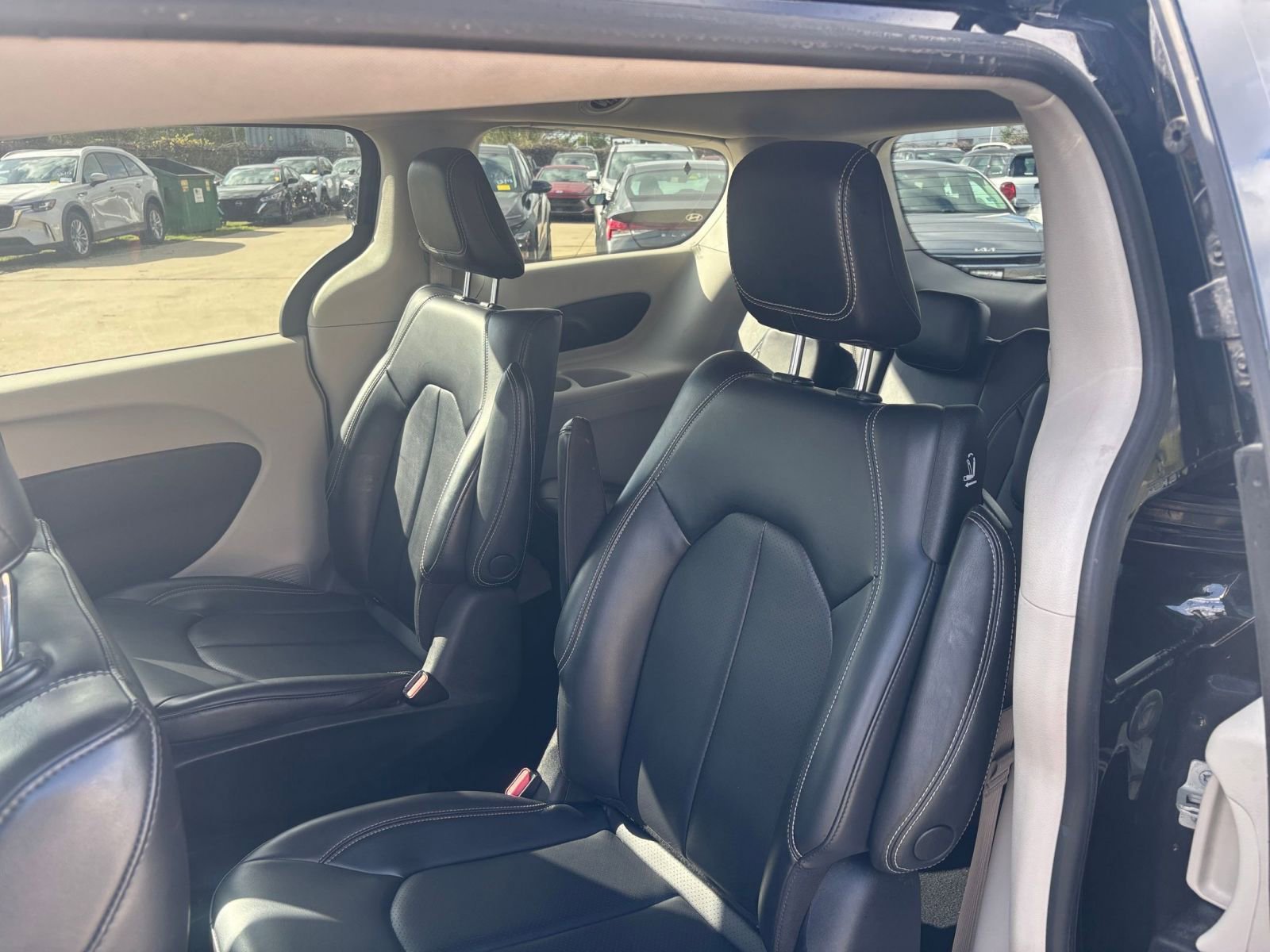 Used 2023 Chrysler Pacifica Touring-L image 38