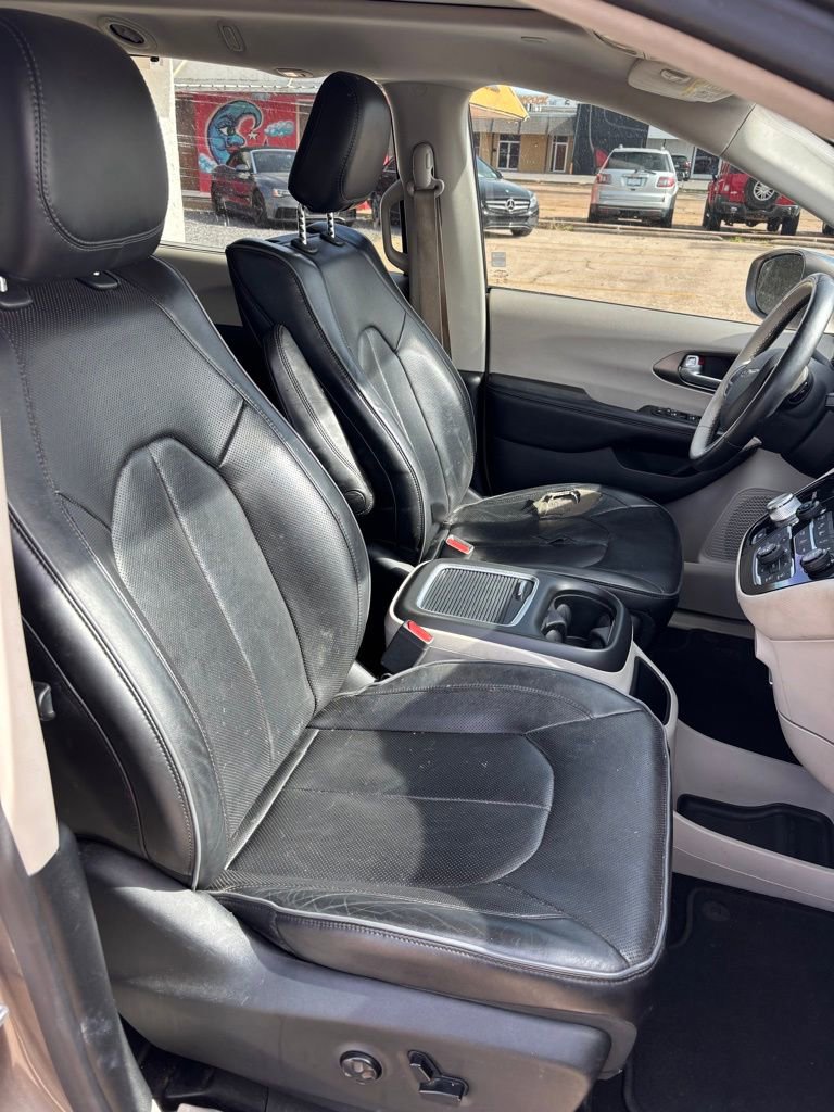 Used 2017 Chrysler Pacifica Limited image 12