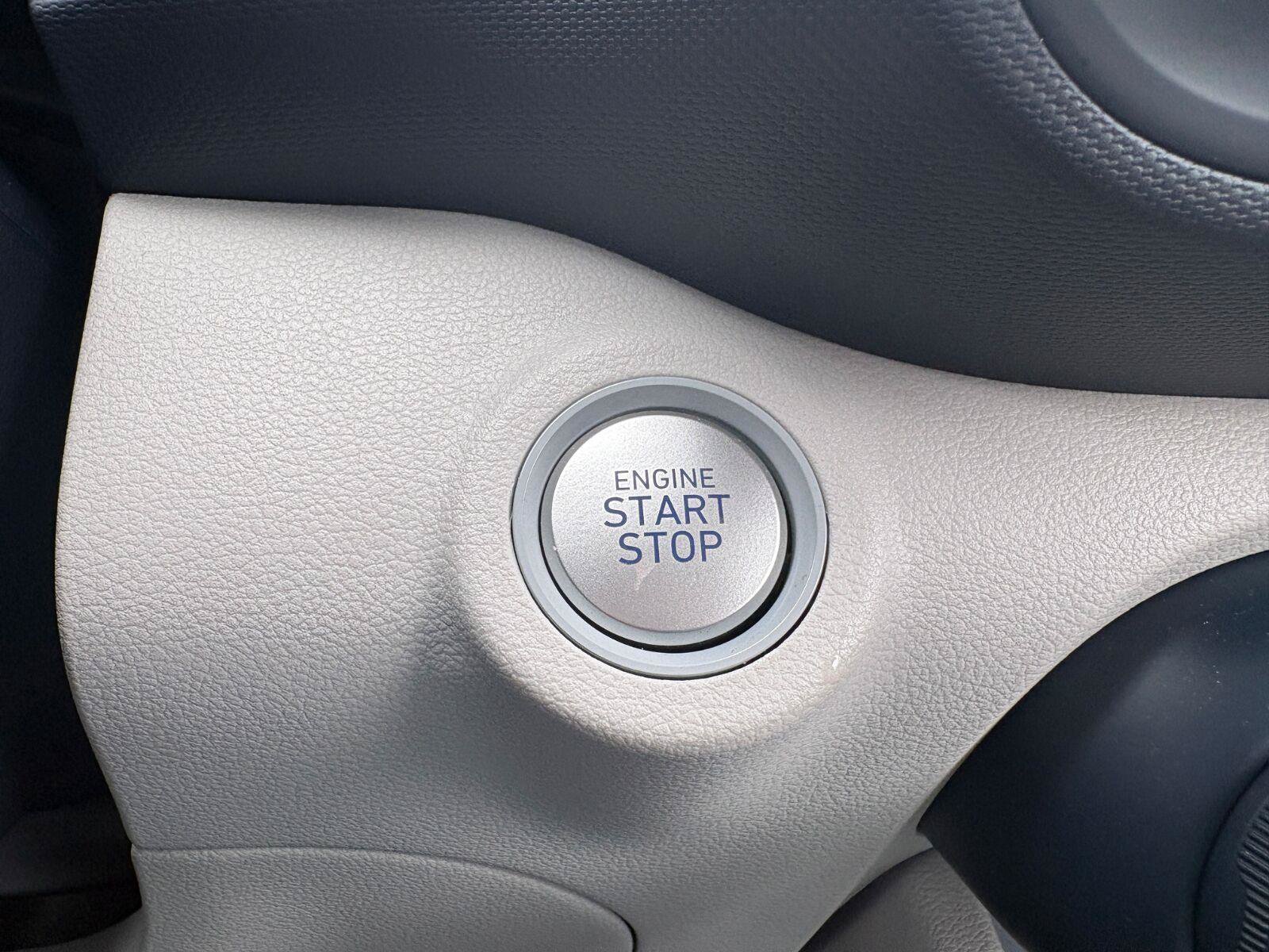 Used 2025 Hyundai Venue Limited FWD image 30