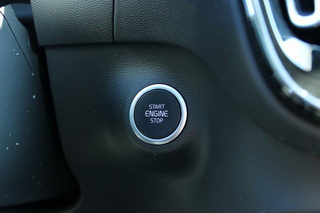 Used 2025 Volvo XC40 B5 Plus image 29