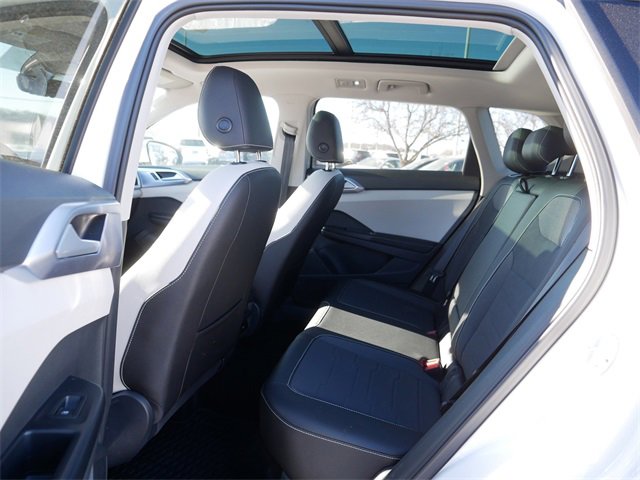 Certified 2025 Volkswagen Taos SE w/ Panoramic Sunroof Package image 17