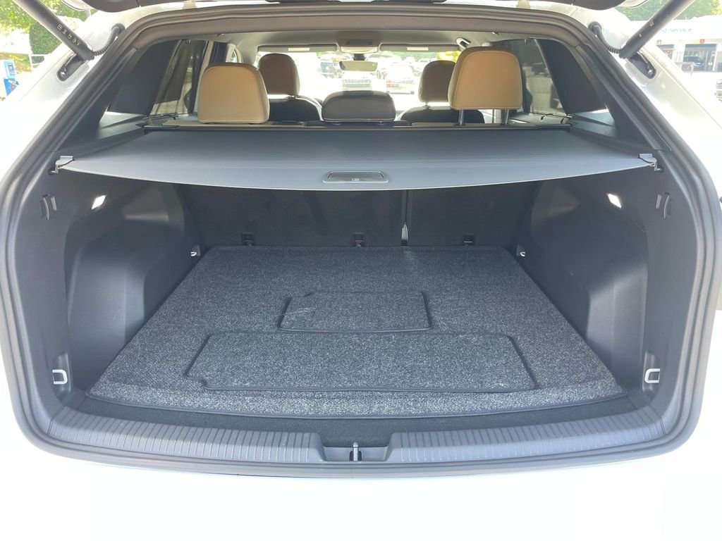 Used 2025 Volkswagen Atlas Cross Sport SE image 9