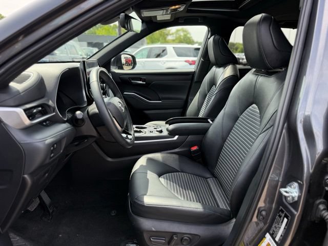 Used 2025 Toyota Highlander XSE AWD/4WD image 12
