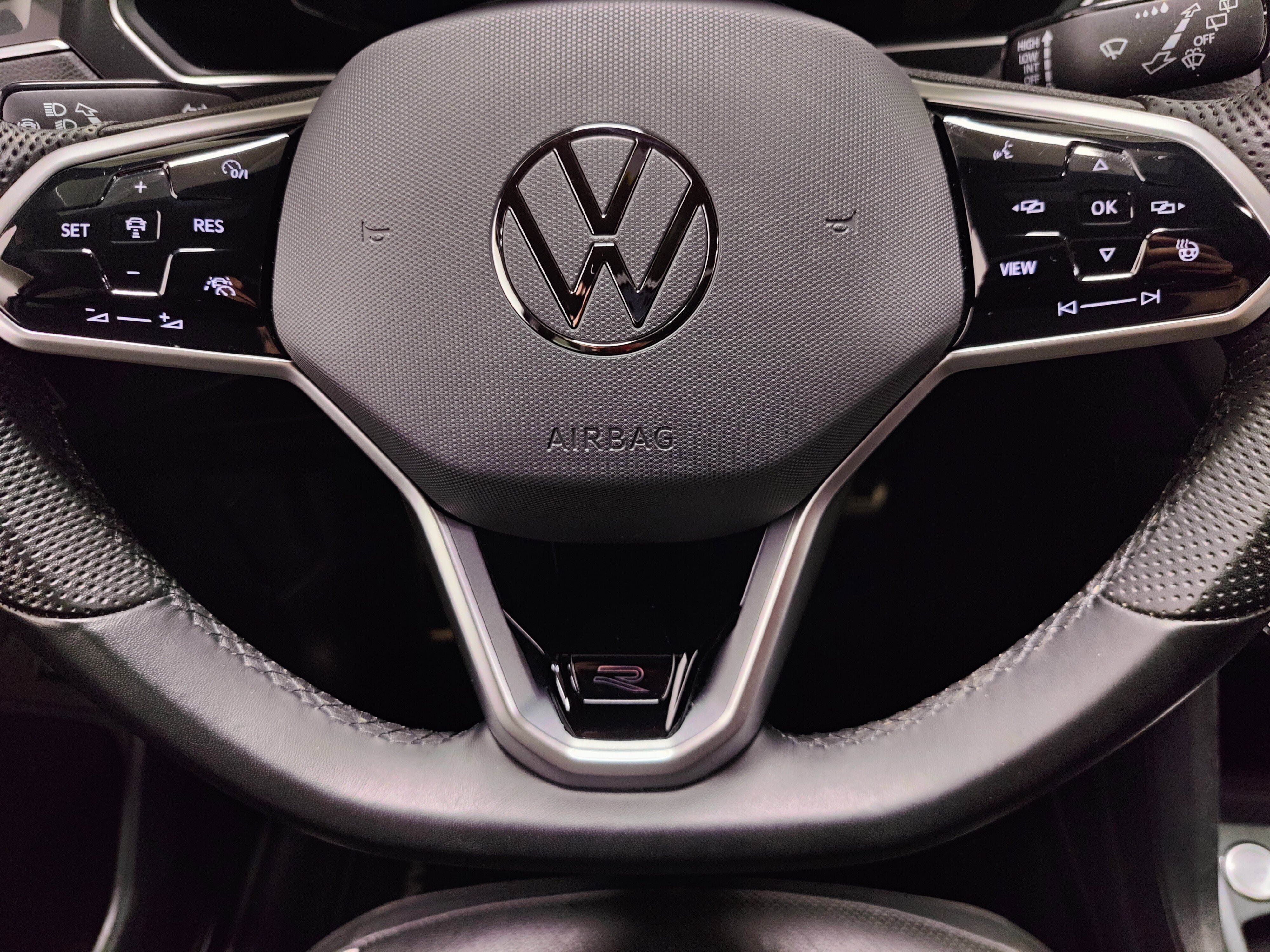 Used 2024 Volkswagen Tiguan SEL R-Line image 33