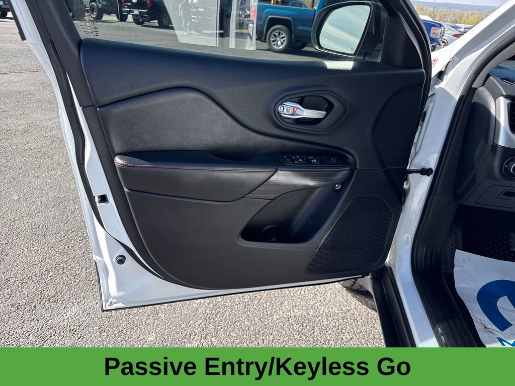 Used 2016 Jeep Cherokee Trailhawk w/ Comfort/Convenience Group image 12