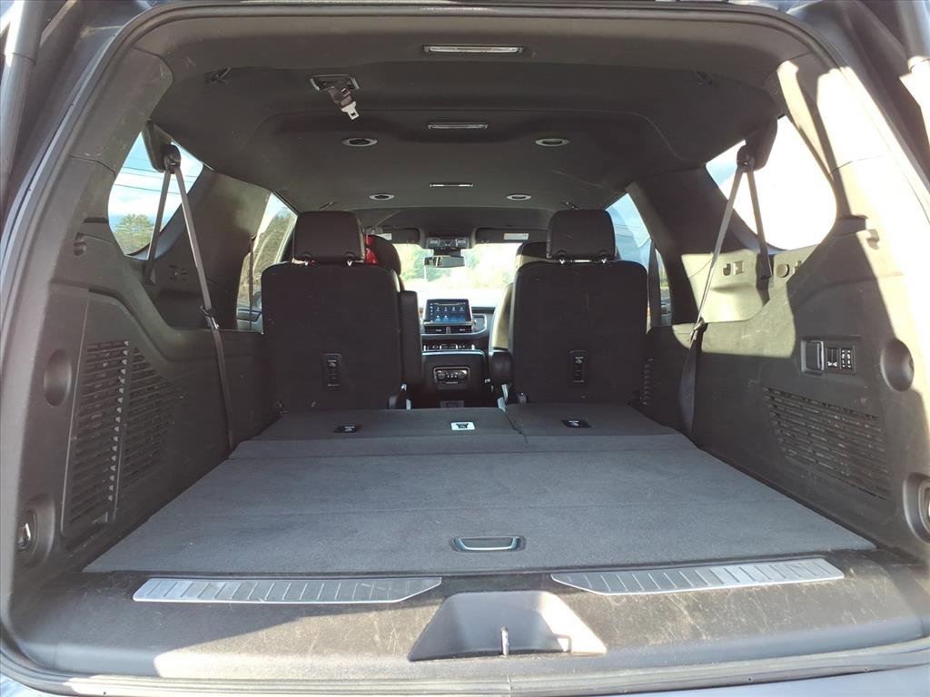 Used 2023 Chevrolet Suburban Premier image 10