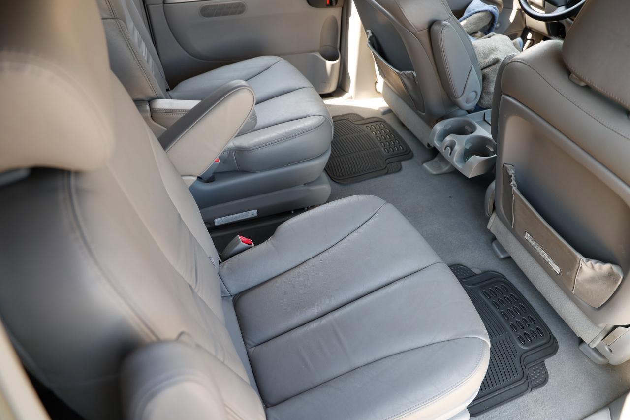 Used 2007 Hyundai Entourage Limited image 12