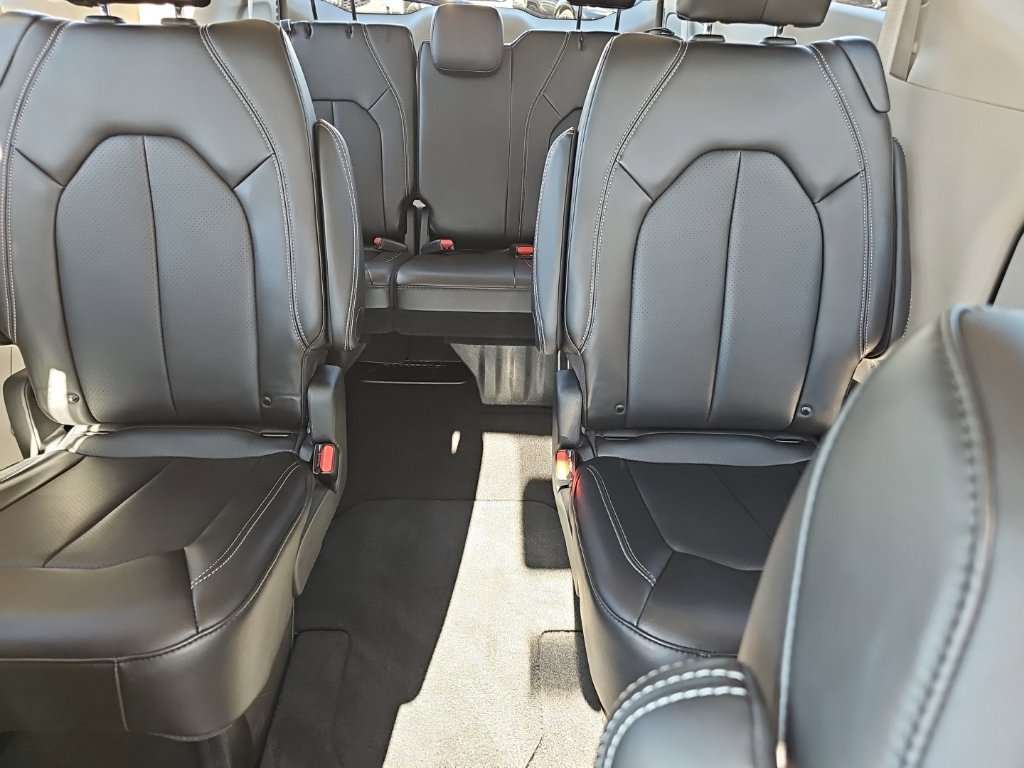 Certified 2024 Chrysler Pacifica Touring-L FWD image 36