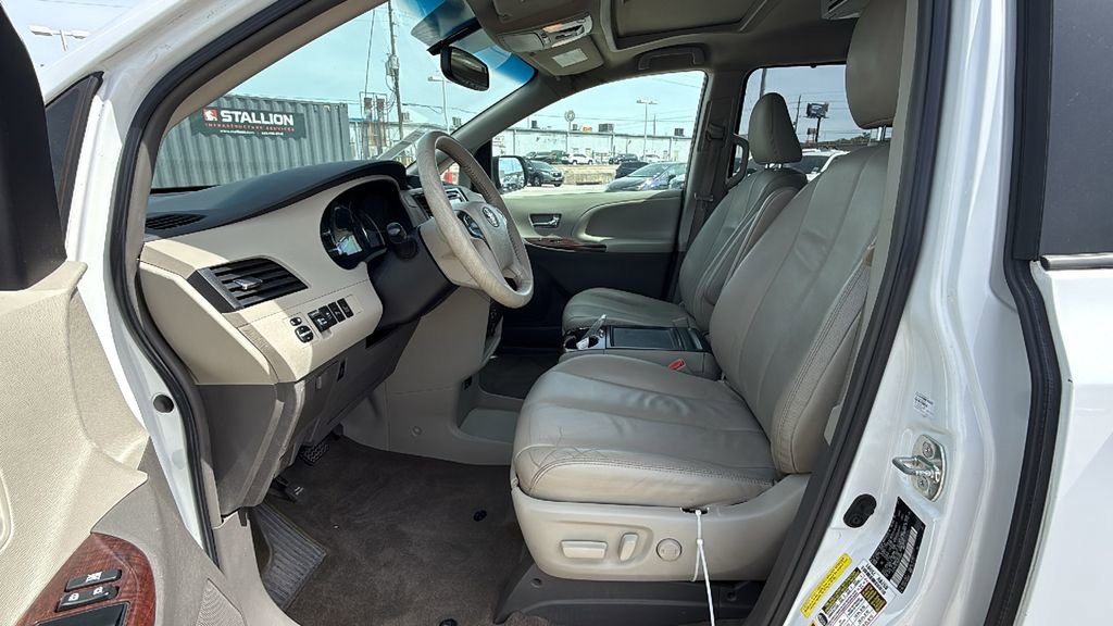 Used 2014 Toyota Sienna XLE image 9