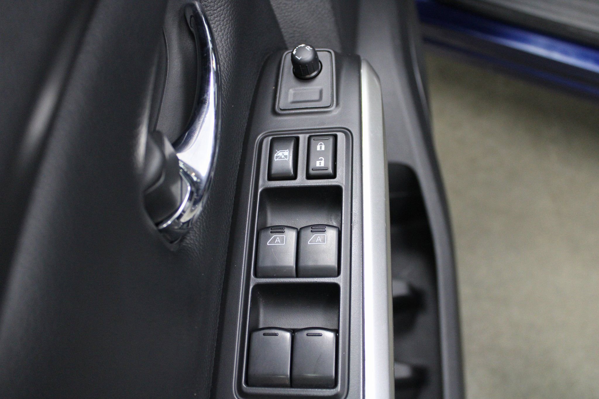 Used 2022 Nissan Titan SV image 12