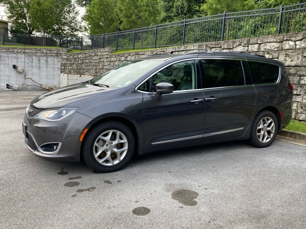 Used 2017 Chrysler Pacifica Touring-L w/ Tire & Wheel Group FWD image 4