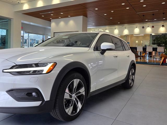 Certified 2026 Volvo V60 B5 Cross Country Plus w/ Protection Package Premier AWD/4WD image 32