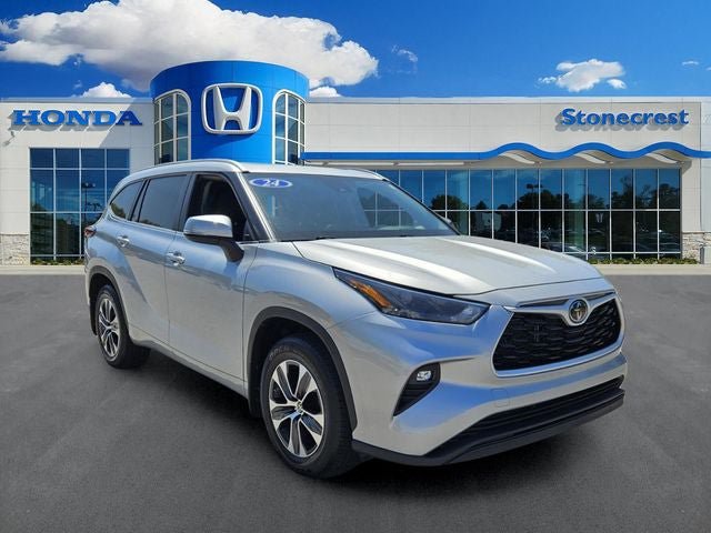 Used 2024 Toyota Highlander XLE FWD image 1