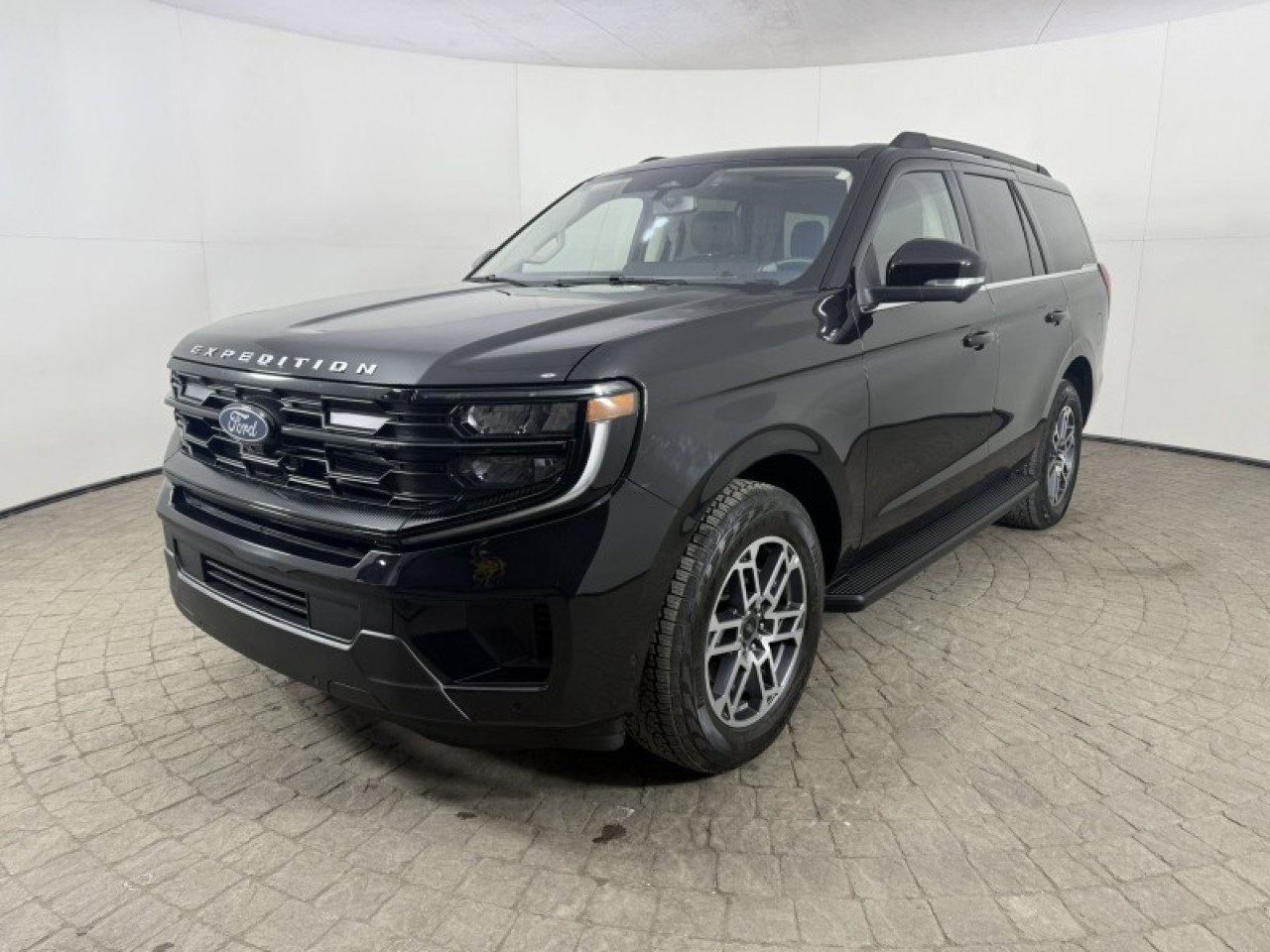 Used 2025 Ford Expedition Active AWD/4WD image 3