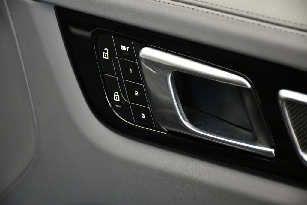 Certified 2023 Porsche Cayenne Turbo AWD/4WD image 25