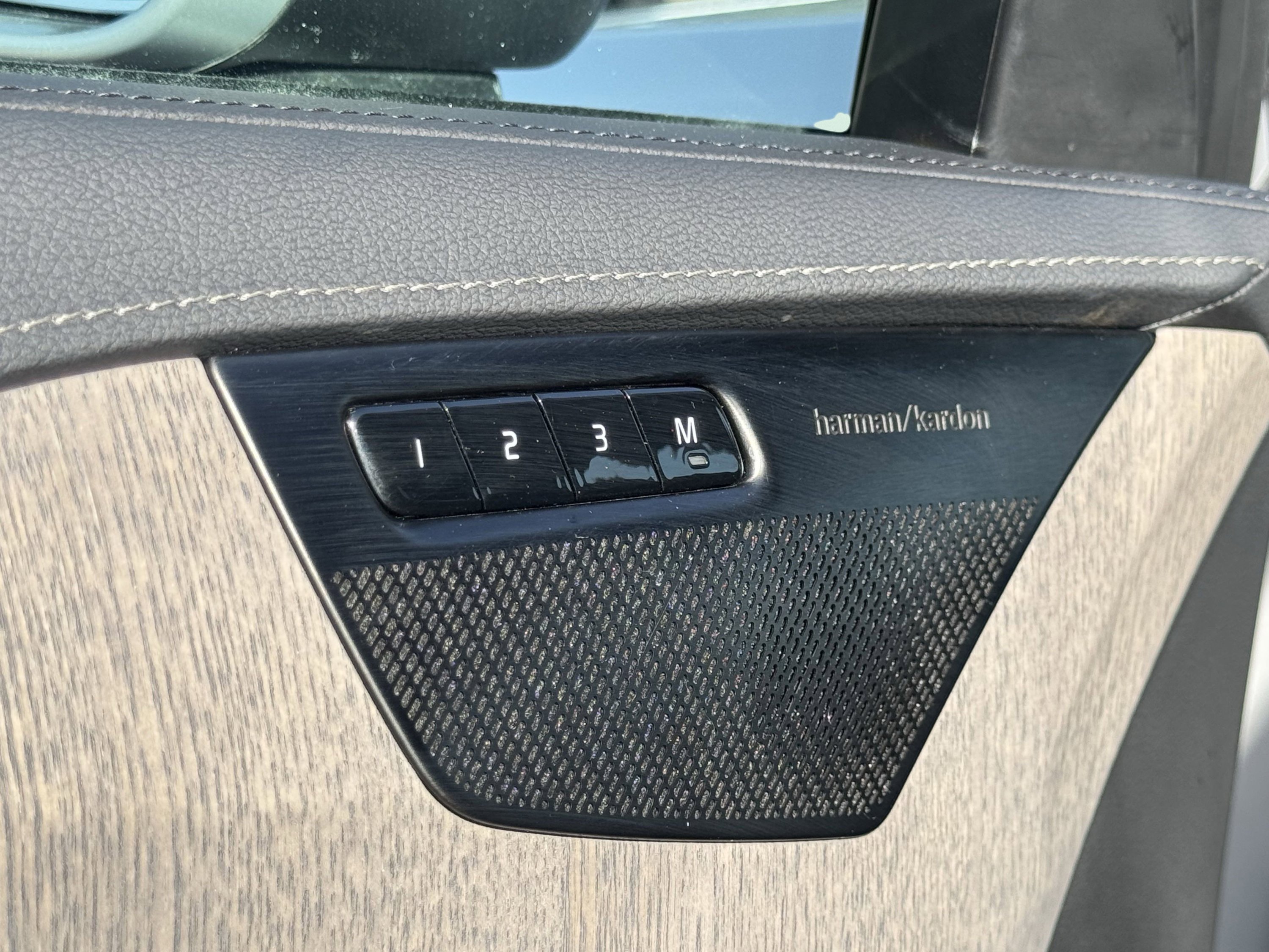 Used 2024 Volvo XC90 T8 Ultimate w/ Lounge Package image 32