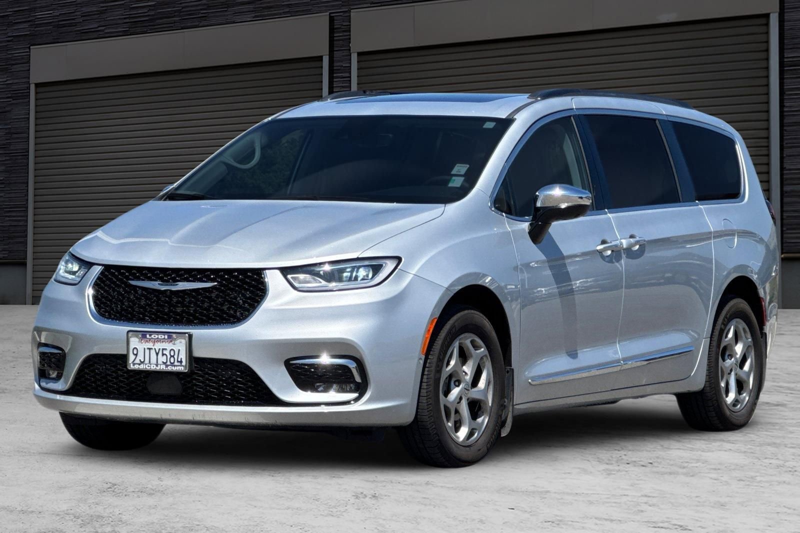 Used 2023 Chrysler Pacifica Limited w/ Uconnect Theater Family Group AWD/4WD image 9